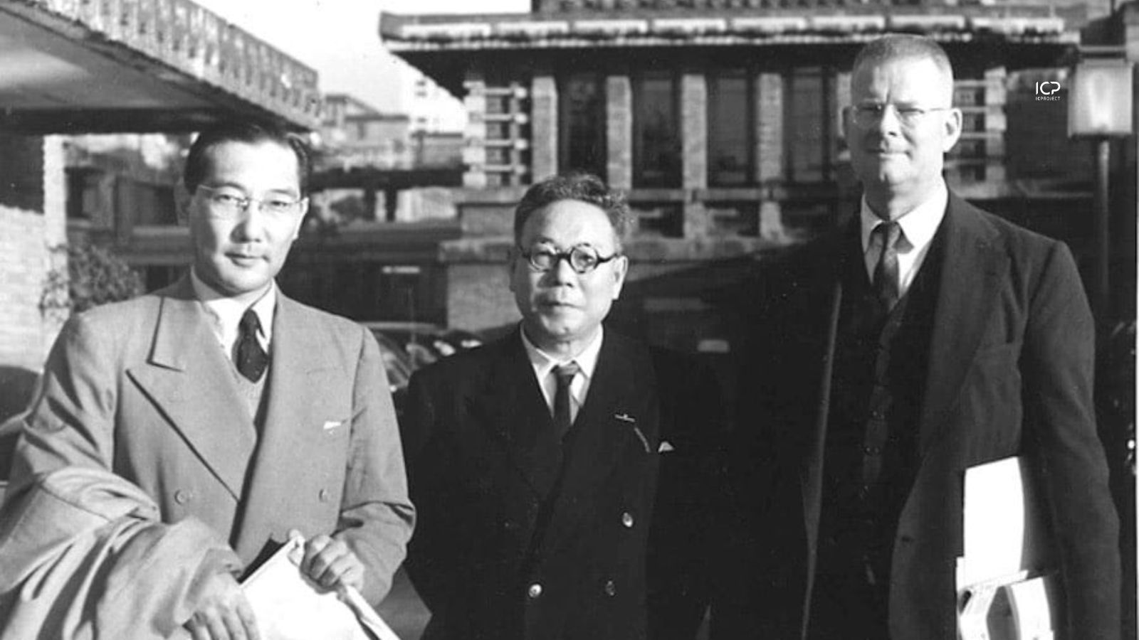 Deming in the 1950s with Eizaburo Nishibori, a member of JUSE, and Sigeiti Moriguti of Tokyo University (source)